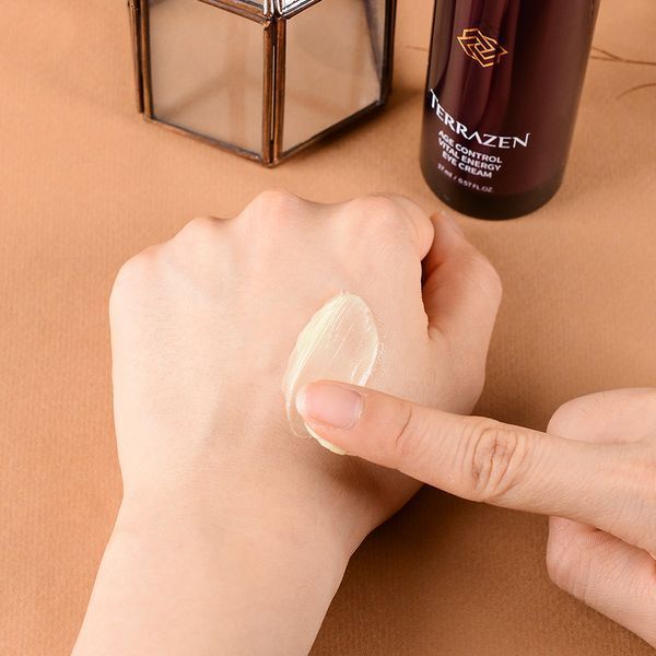 Омолоджуючий  крем для повік з природним комплексом проти зморшок Terrazen Age Control Vital Energy Eye Cream 000300 фото