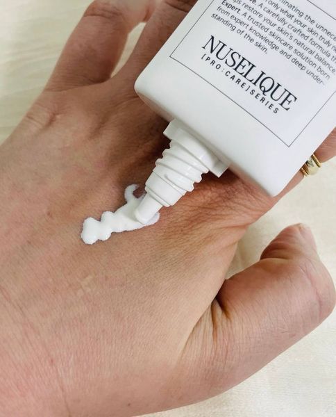 Інтенсивно омолоджуюче сонцезахисне молочко Nuselique EZEN Sunscreen Milk, 50 мл М-53 фото
