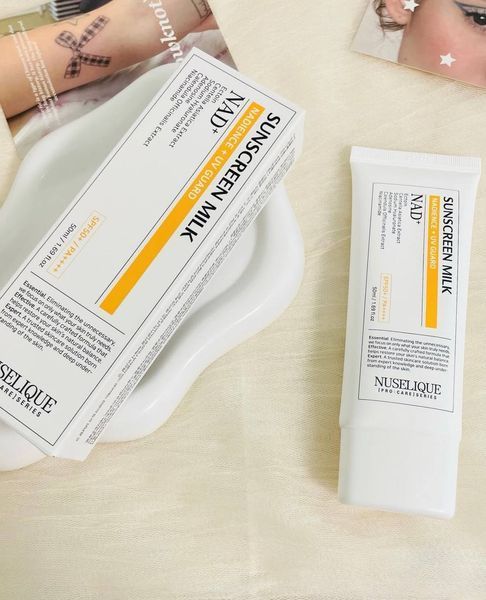 Інтенсивно омолоджуюче сонцезахисне молочко Nuselique EZEN Sunscreen Milk, 50 мл М-53 фото