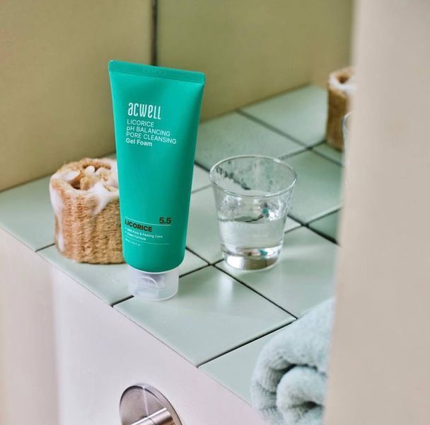 Балансуюча пінка для очищення пір Licorice pH Balancing Pore Cleansing Gel Foam 000241 фото